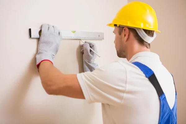 Bauarbeiter mit Wasserwaage — Stockfoto