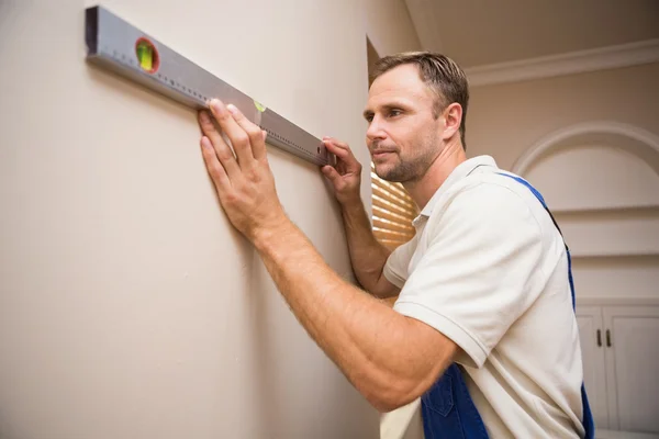 Construction worker using spirit level — Stock Photo, Image