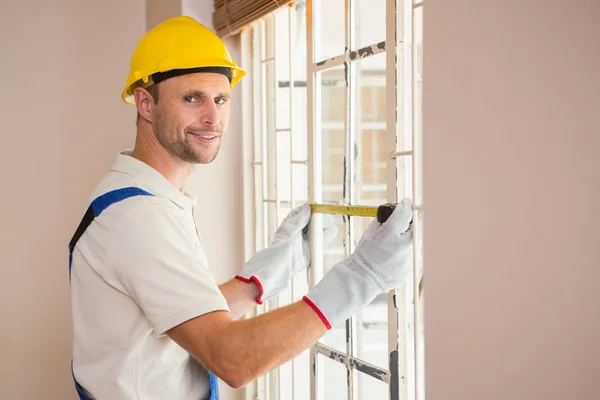 Trabajador de construcción usando cinta métrica —  Fotos de Stock