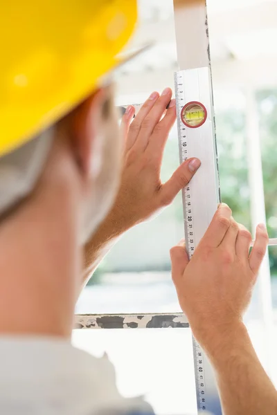 Trabajador de la construcción utilizando el nivel espiritual —  Fotos de Stock