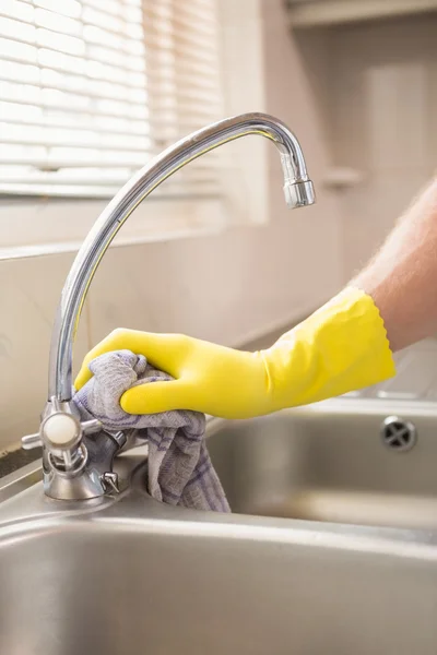 Hand een wastafel met doek schoonmaken — Stockfoto