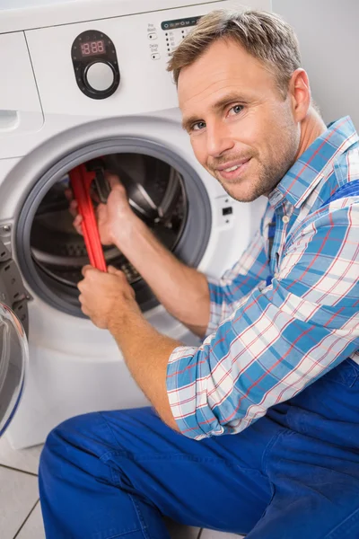 Klusjesman tot vaststelling van een wasmachine — Stockfoto