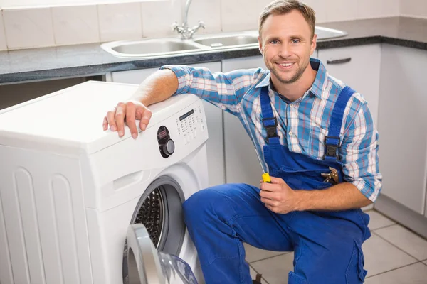 Klusjesman tot vaststelling van een wasmachine — Stockfoto
