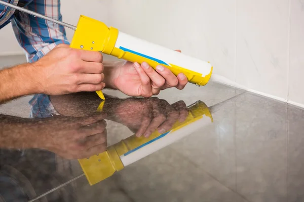 Fontanero poner relleno entre azulejos —  Fotos de Stock