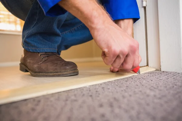 Handyman que estabelece um carpete — Fotografia de Stock