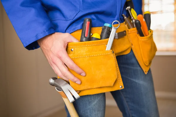 Närbild på handyman i verktyget bälte — Stockfoto