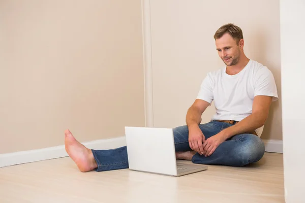 Hombre feliz usando portátil — Foto de Stock