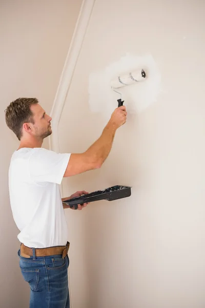 Pintor pintando las paredes blancas — Foto de Stock