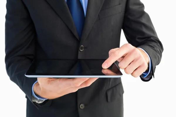 Primer plano del dedo del hombre de negocios tocando la tableta — Foto de Stock