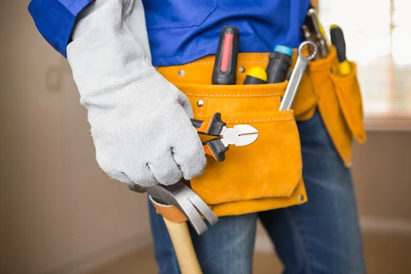 Close up van klusjesman in hulpprogramma gordel — Stockfoto