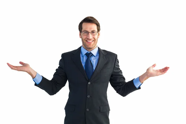 Бизнесмен с открытыми руками смотрит в камеру — стоковое фото