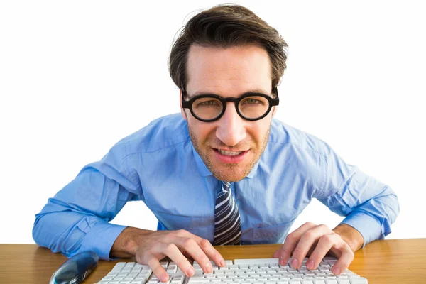 Homme d'affaires tapant sur son clavier portant des lunettes — Photo