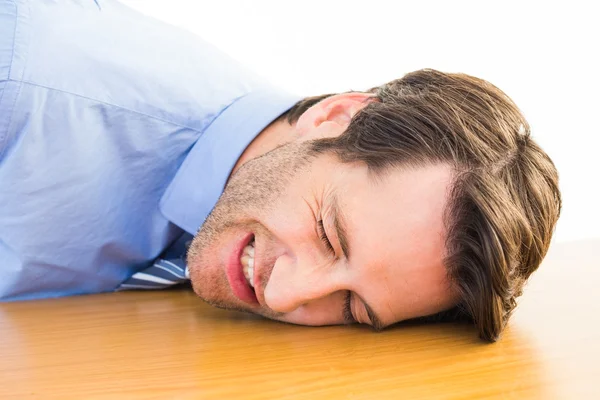 Случайный бизнесмен спит за своим столом — стоковое фото