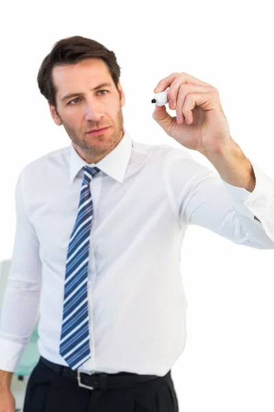 Hombre de negocios enfocado escribiendo con marcador — Foto de Stock