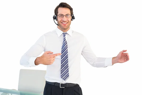 Empresario usando un auricular mientras se presenta con las manos —  Fotos de Stock