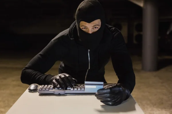 Einbrecher kaufen online mit Laptop ein — Stockfoto