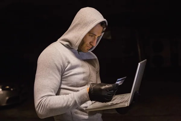 Mannen i hood jacka stående shopping online — Stockfoto