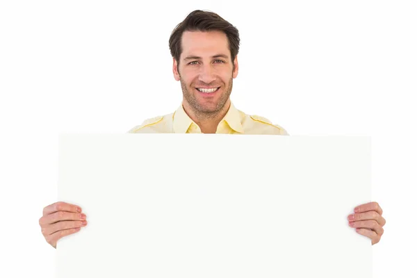 Attraktiver Mann lächelt und hält Plakat — Stockfoto