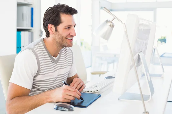 Homme occasionnel travaillant au bureau avec ordinateur et numériseur — Photo