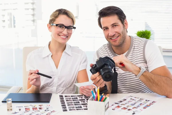 Portrét editorů fotografií s fotoaparátem — Stock fotografie