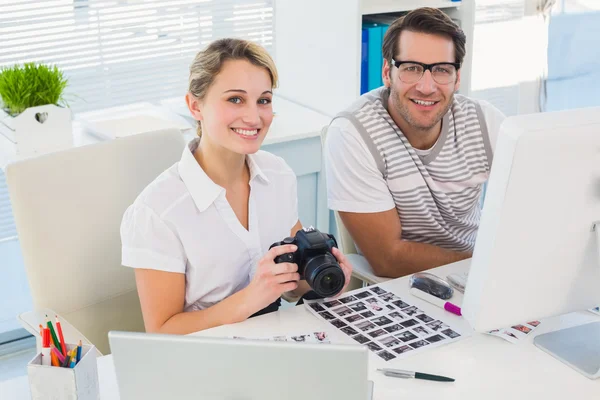 Editores de fotos casuais com câmera — Fotografia de Stock