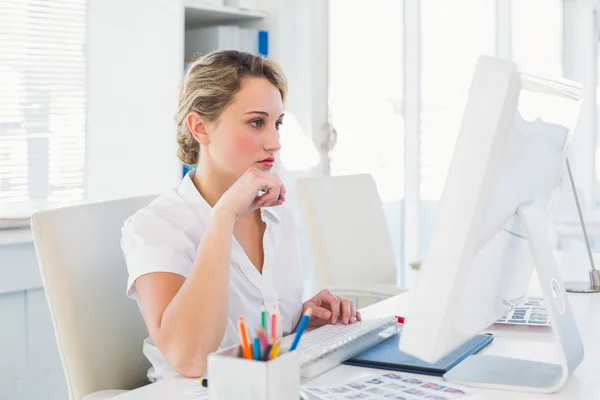 Focused blonde editor working at her desk — Stock Photo, Image
