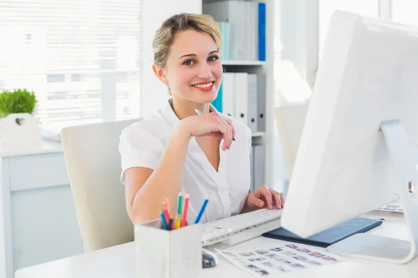 Éditeur de photos féminin travaillant sur ordinateur — Photo