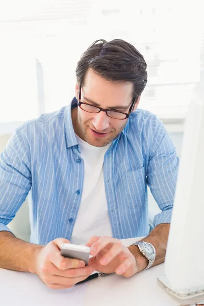 Male photo editor typing text message — Stock Photo, Image