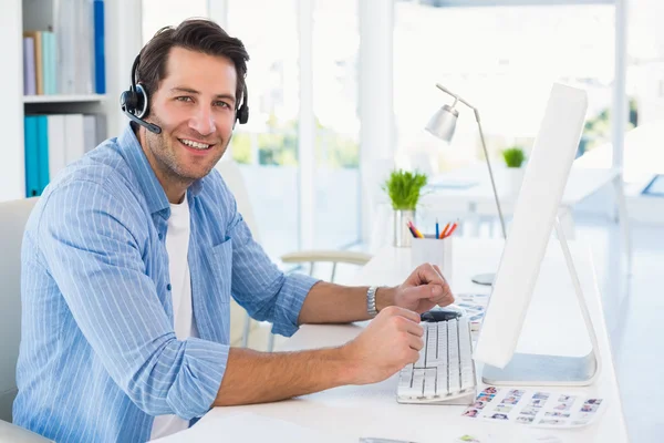 Editores de fotos sonrientes con auriculares —  Fotos de Stock