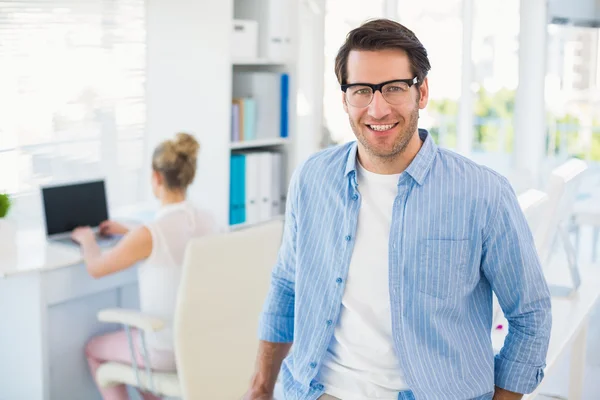 Retrato del editor de fotos sonriente con gafas de lectura — Foto de Stock