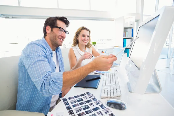 Editores de fotos trabalhando juntos em tablet gráfico — Fotografia de Stock