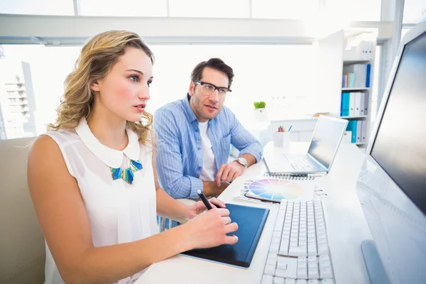 Grafisch ontwerper met behulp van een grafisch tablet gebruikt — Stockfoto