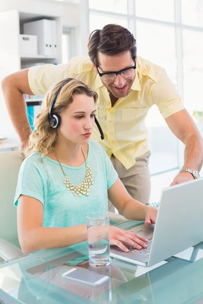 Bonito diseñador con auriculares trabajando en la computadora —  Fotos de Stock