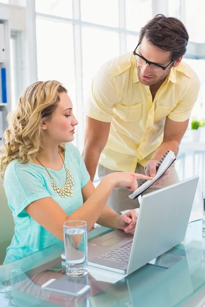 Socios comerciales creativos trabajando juntos — Foto de Stock