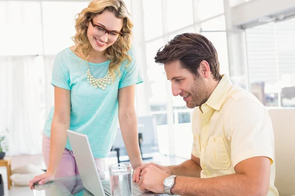 Porträtt av två leende kreativt företag — Stockfoto