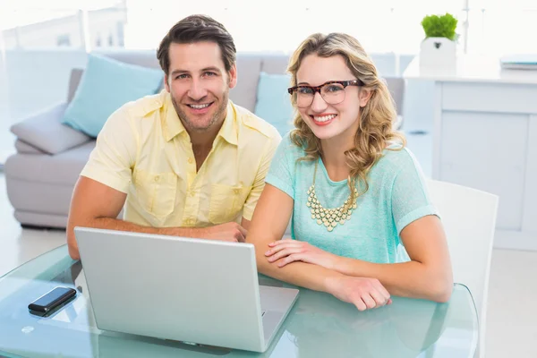 Redaktionsteam lächelt gemeinsam in die Kamera — Stockfoto