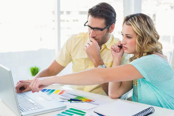 Creatief ontwerpteam tijdens brainstormen die op laptop werkt — Stockfoto