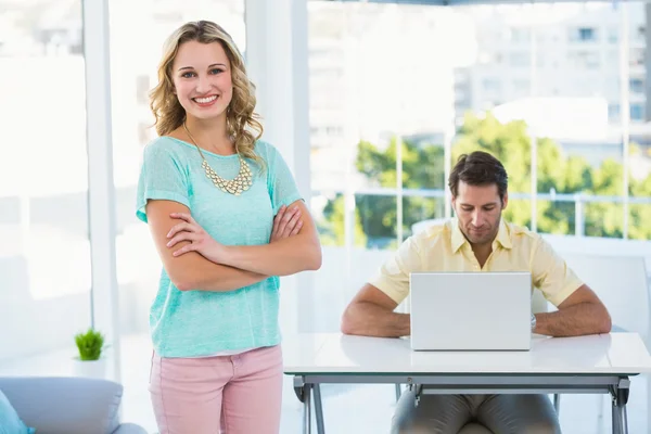 Creative businesswoman and colleagues behind — Stock Photo, Image