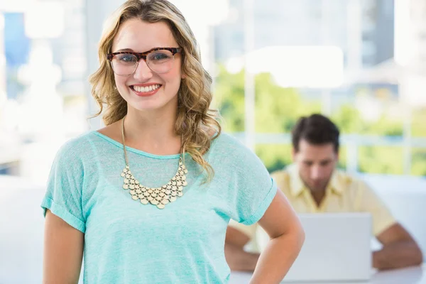 Creative businesswoman and colleagues behind — Stock Photo, Image