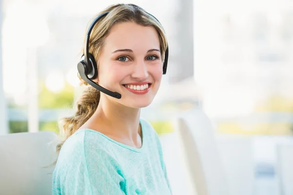 Retrato de uma empresária criativa sorridente com auricular — Fotografia de Stock