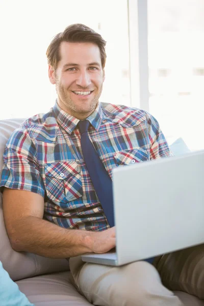 Portret człowieka za pomocą laptopa na kanapie — Zdjęcie stockowe