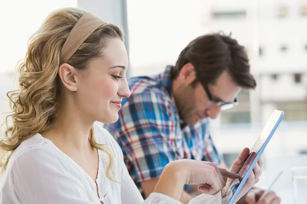 Sorridente bionda casuale utilizzando tablet — Foto Stock