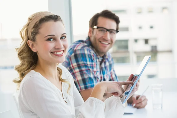 Socios comerciales creativos trabajando juntos — Foto de Stock