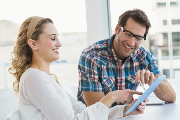 Socios comerciales creativos trabajando juntos — Foto de Stock