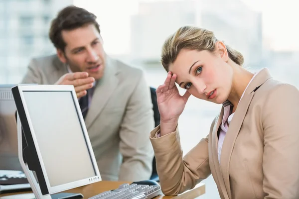 Empresário discutindo com um colega — Fotografia de Stock