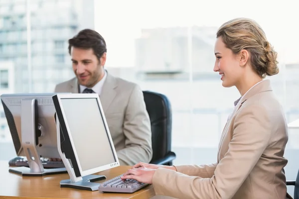 Glimlachende mensen uit het bedrijfsleven met behulp van computer — Stockfoto