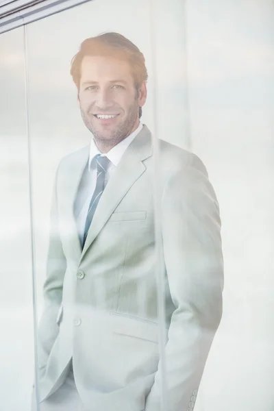 Retrato del hombre de negocios sonriente a través de la ventana — Foto de Stock