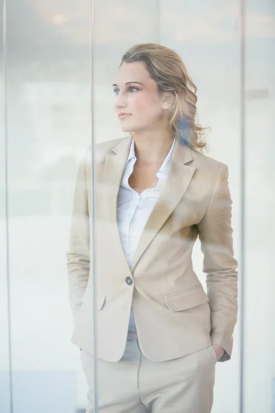 Portret van doordachte zakenvrouw door het raam — Stockfoto