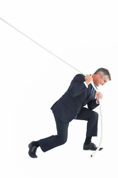 Elegante hombre de negocios tirando de una cuerda — Foto de Stock