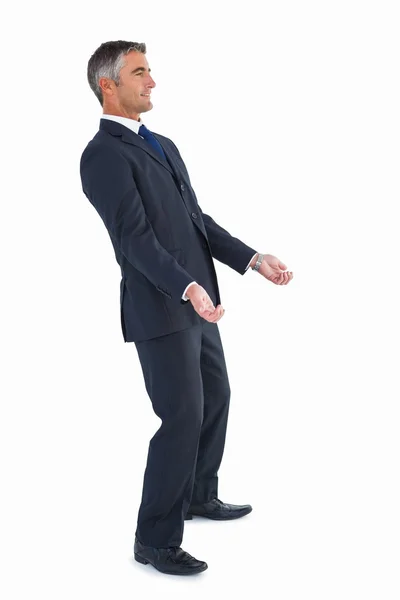 Glada affärsman poserar med armarna ut — Stockfoto